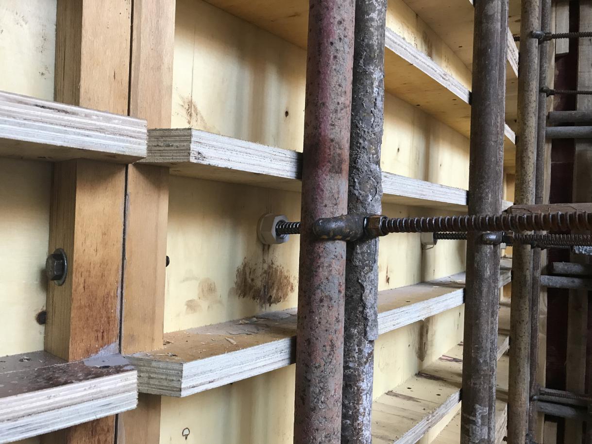 Las ventas directas de fábrica personalizan el encofrado de hormigón de pared curvada de madera contrachapada reutilizable para la construcción