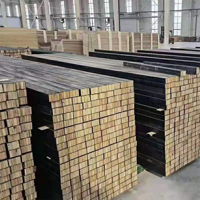 Viga de madera recubierta de plástico negro con perno rígido 