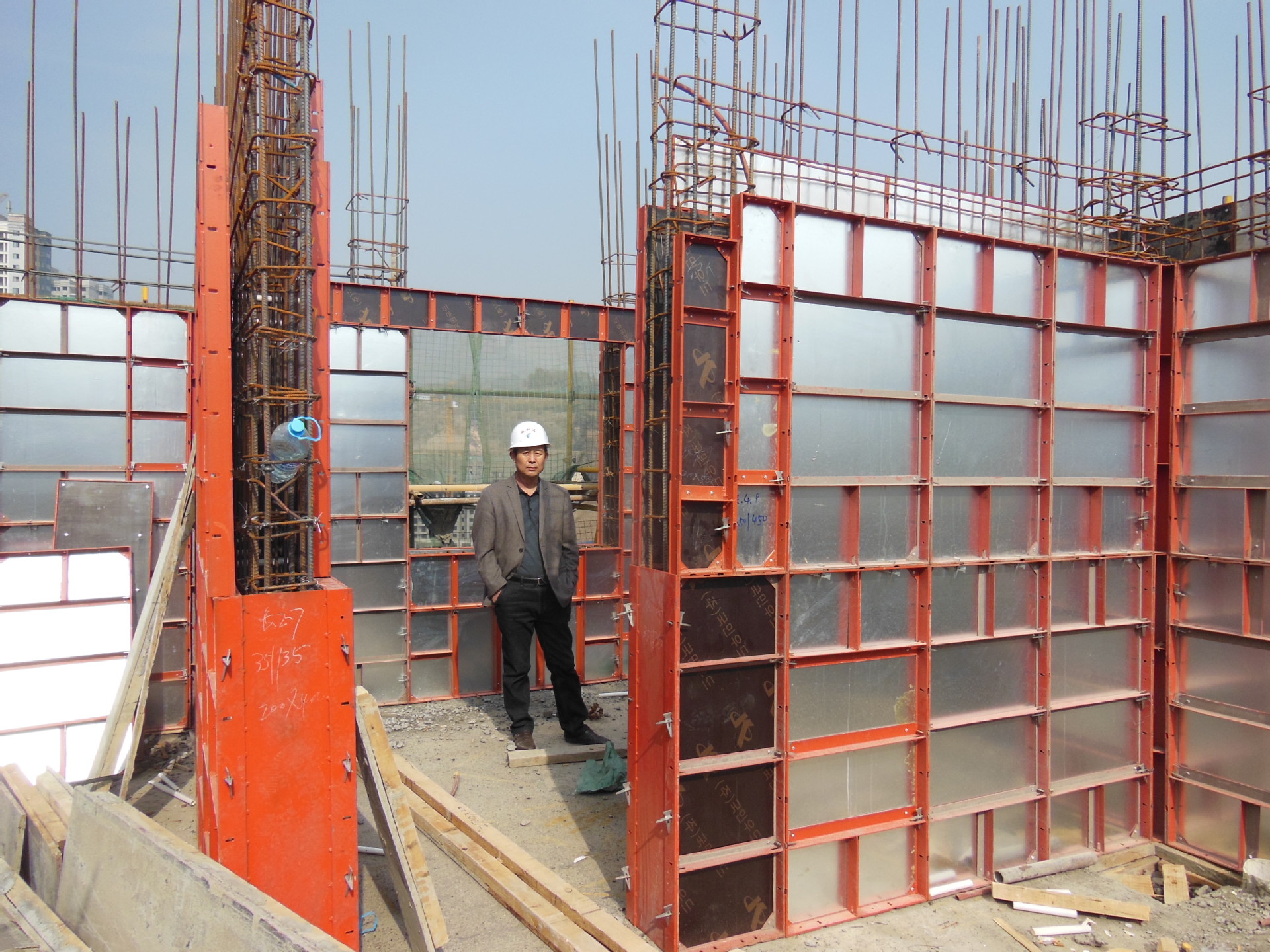 Sistema de marco de acero pirce de fábrica con pared de encofrado de marco de acero de madera contrachapada de abedul y columna de acero para grandes construcciones 