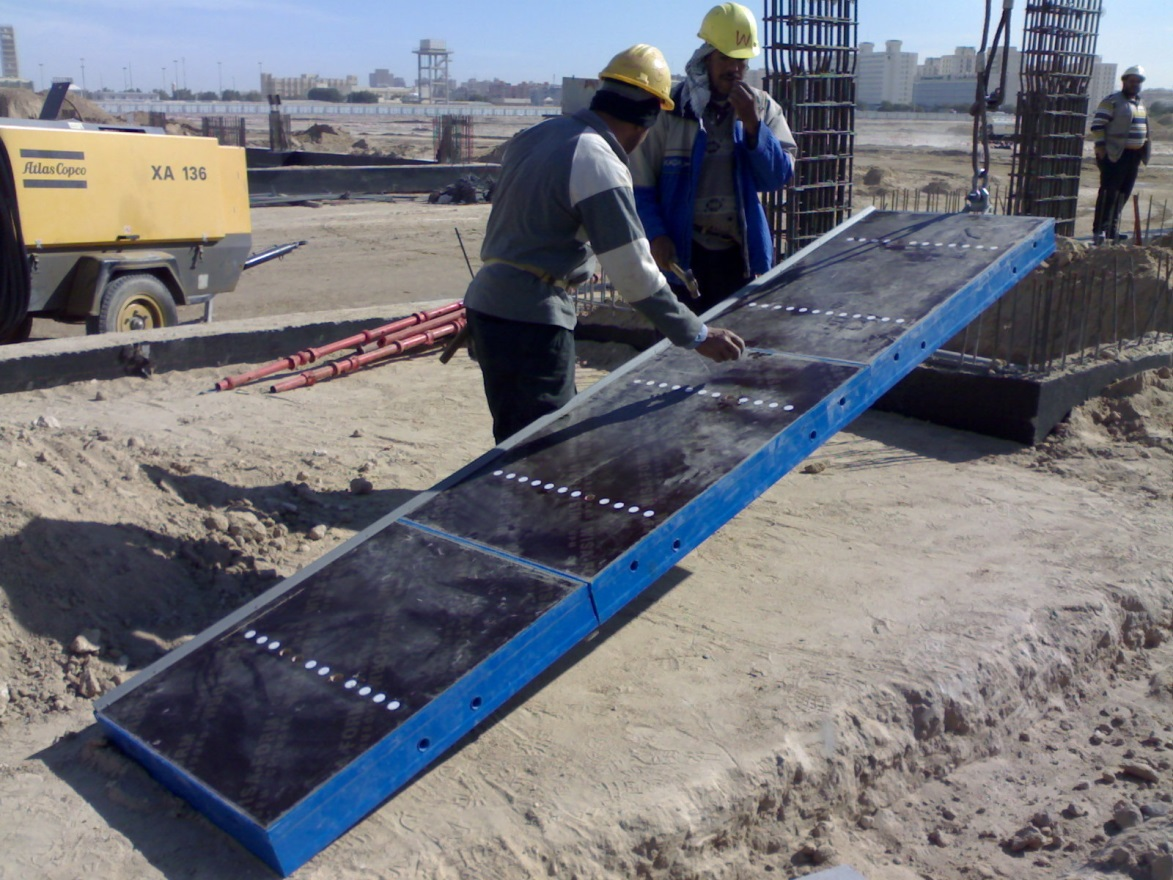 Encofrado de hormigón con estructura de acero ajustable y producto de encofrado de hormigón con panel de madera contrachapada