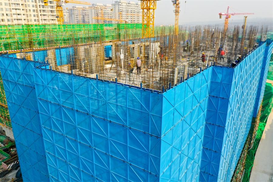 Sistema de andamio de elevación adjunto de autocubierta para edificios de construcción de alto concreto 