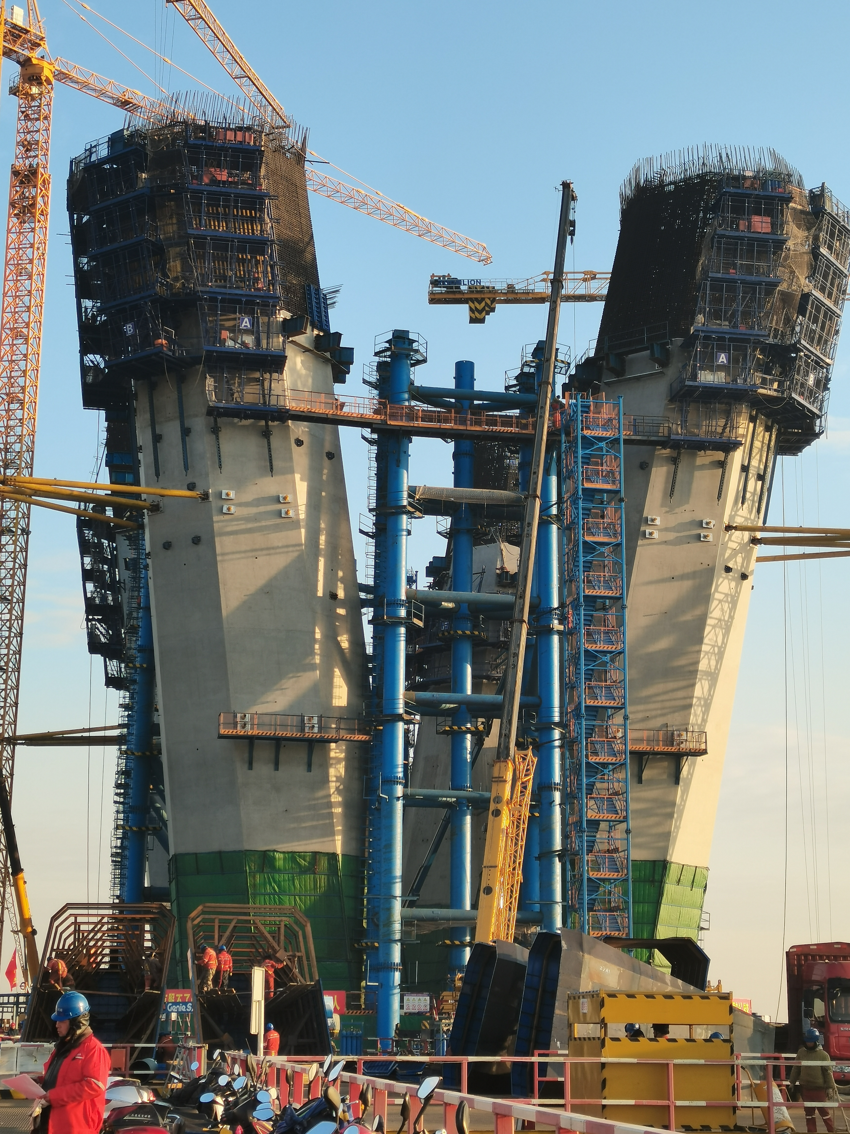 Encofrado con sistema de trepador automático hidráulico eléctrico en voladizo de hormigón de acero para construcción de paredes/puentes/presas similar a Doka