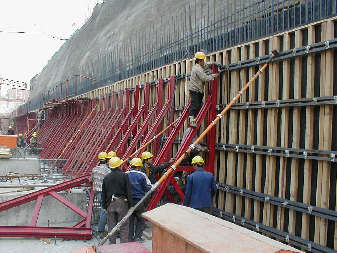 Encofrado de muro de contención de hormigón exterior de madera contrachapada con sistema de encofrado de pared Peri Mould