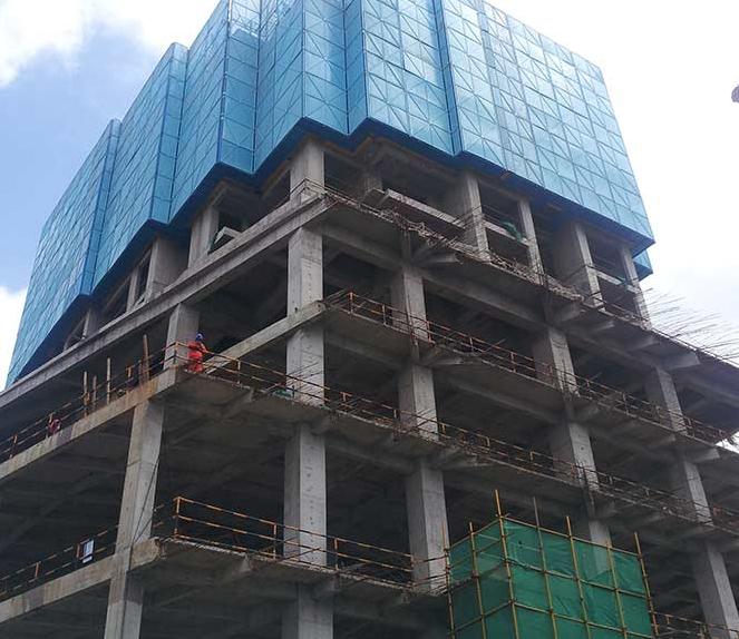 Sistema de andamio de elevación adjunto de autocubierta para edificios de construcción de alto concreto 