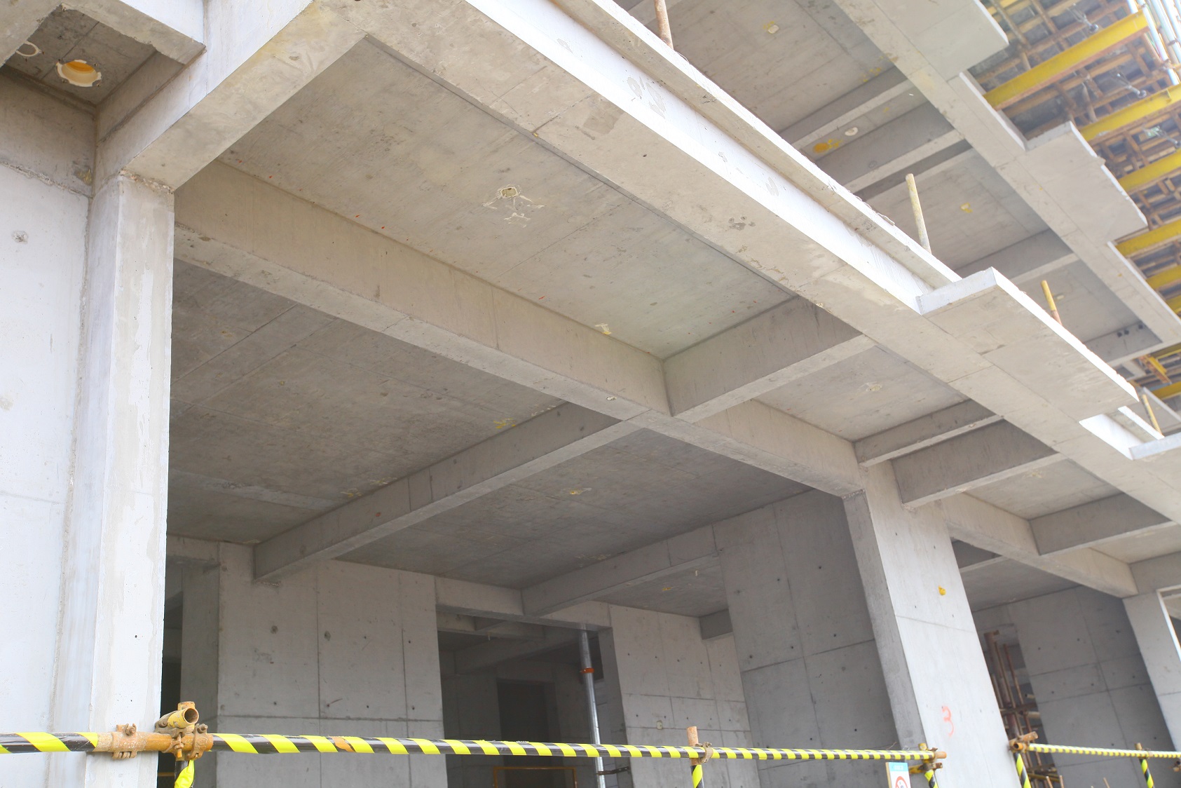 Abrazadera de viga ajustable