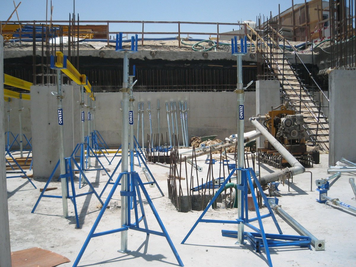Puntal de acero ajustable para construcci&oacute;n de losas.