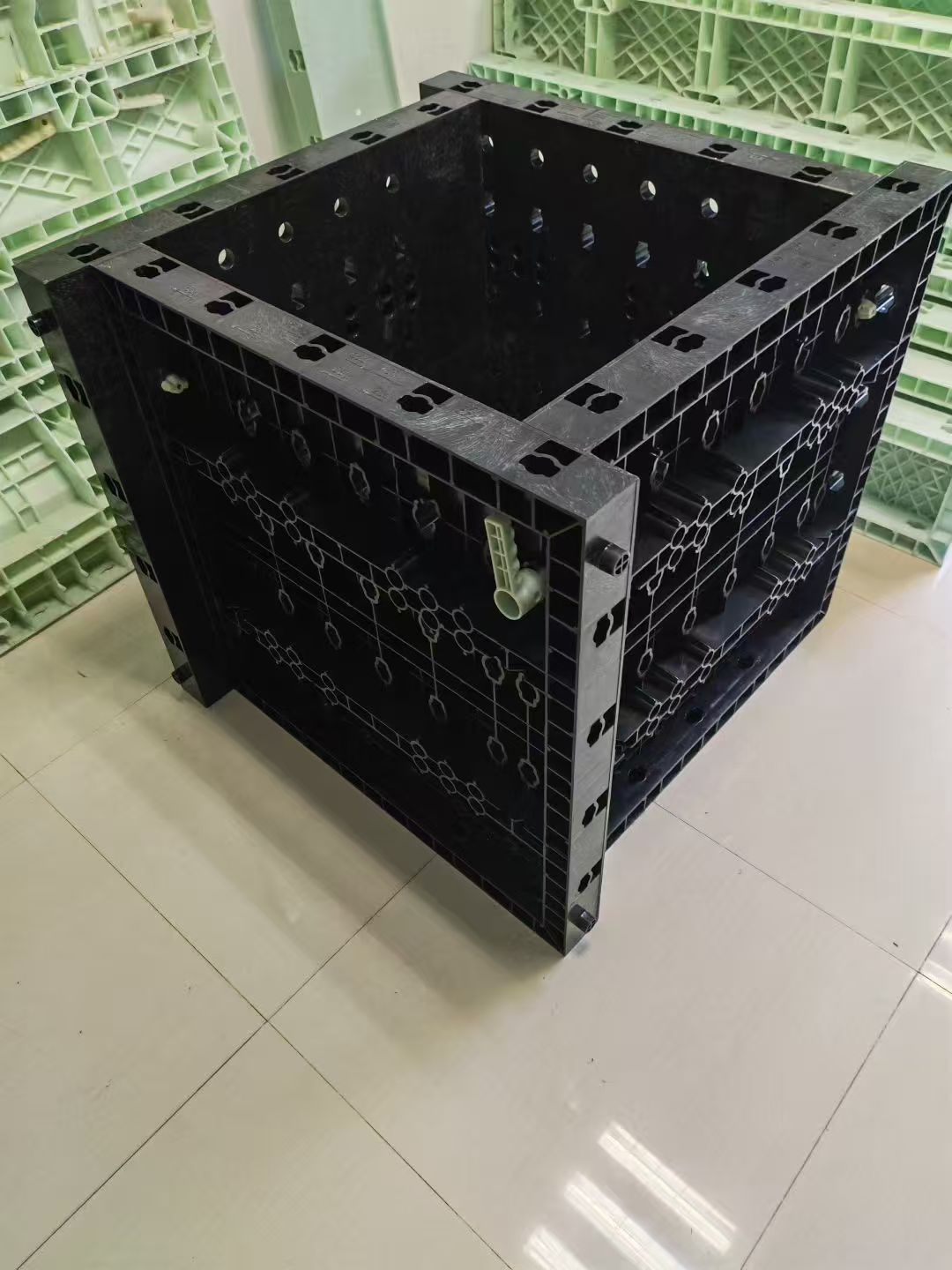 Encofrado de columnas de pl&aacute;stico ABS para construcci&oacute;n de hormig&oacute;n.