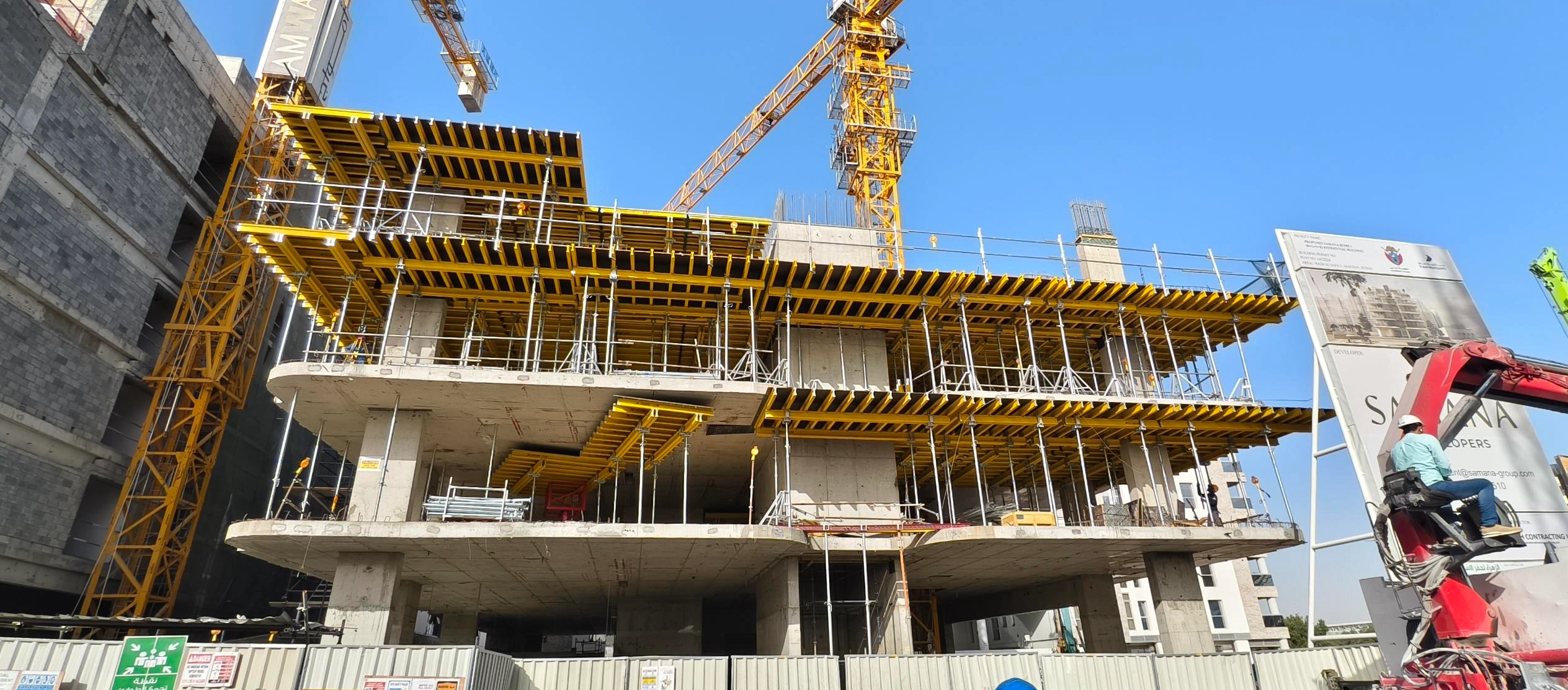 Caso de proyecto internacional: SAMANA GOLF VIEWS – Edificio de gran altura en Dubái utilizando encofrado de mesa para losa ZEEMO